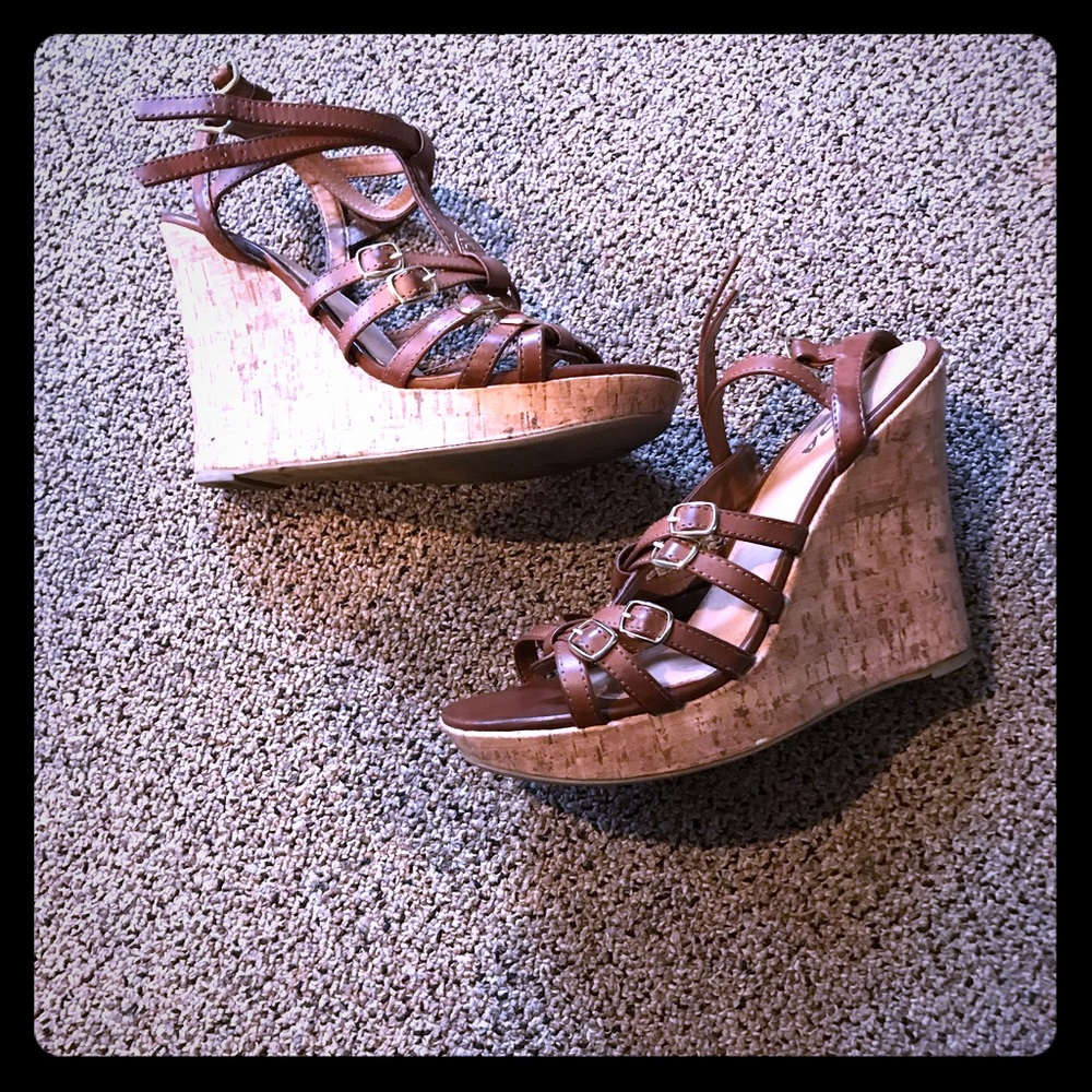 Tan wedge barely worn